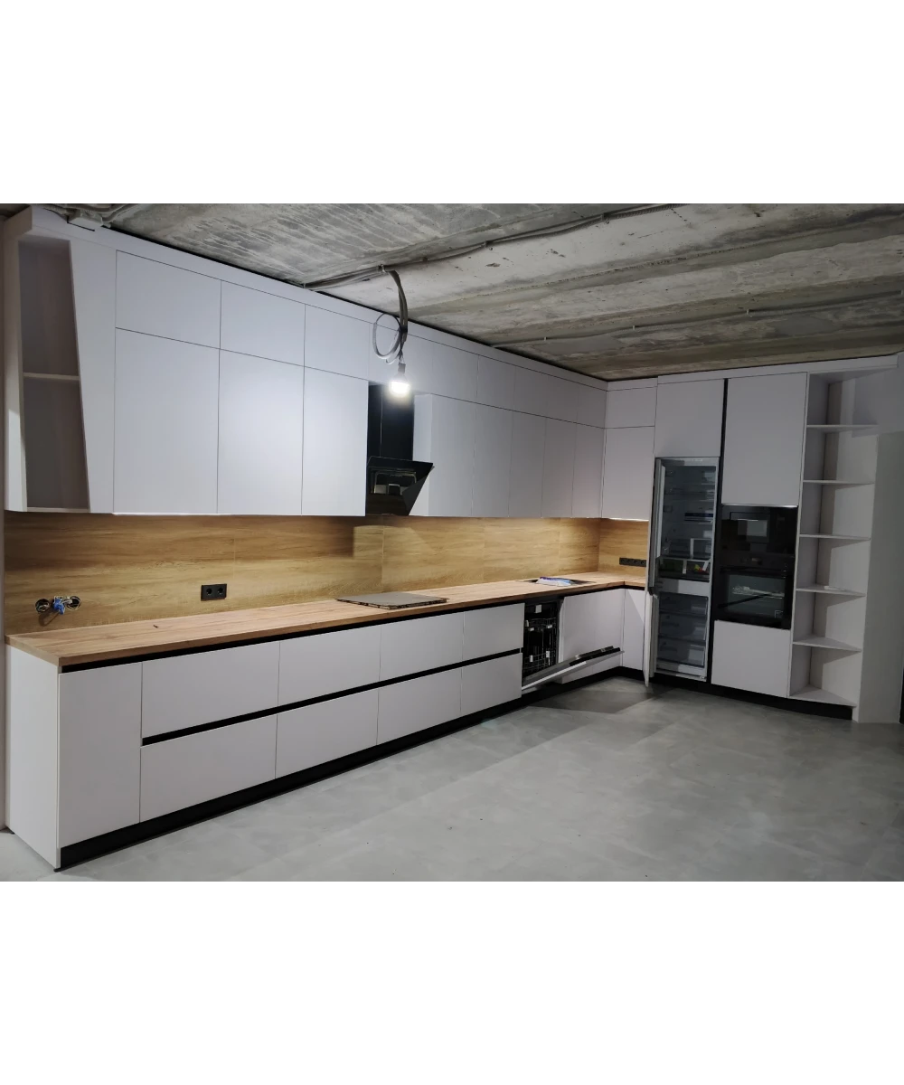 Кухонный гарнитур в белом цветовом решении.