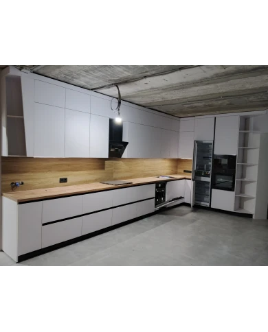 Кухонный гарнитур в белом цветовом решении.