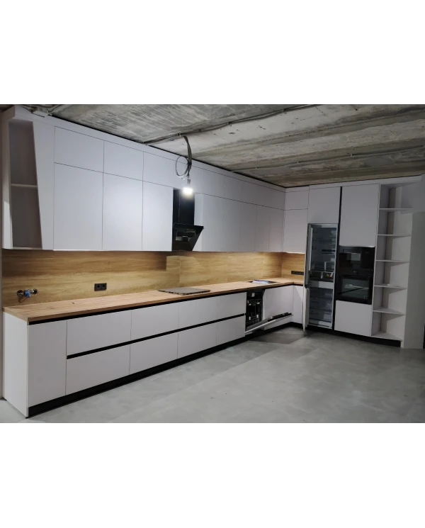 Кухонный гарнитур в белом цветовом решении.