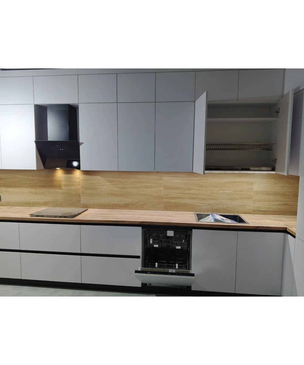 Кухонный гарнитур в белом цветовом решении.