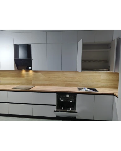 Кухонный гарнитур в белом цветовом решении.