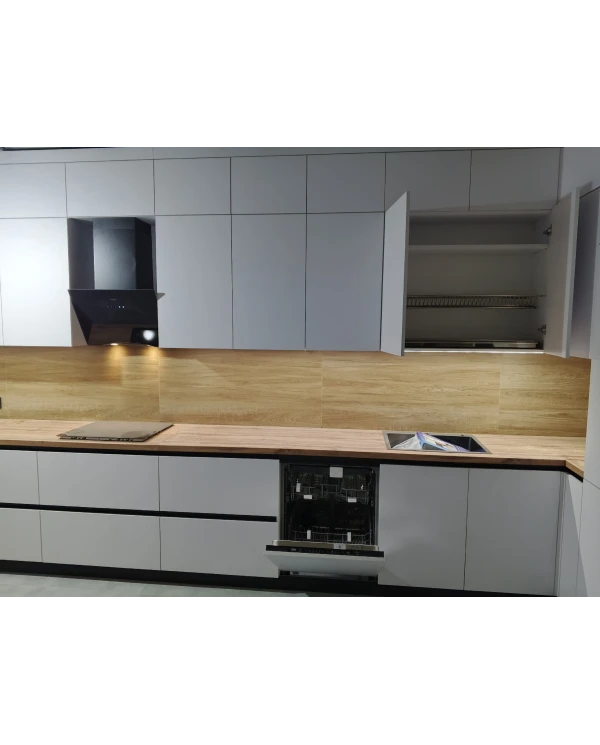 Кухонный гарнитур в белом цветовом решении.