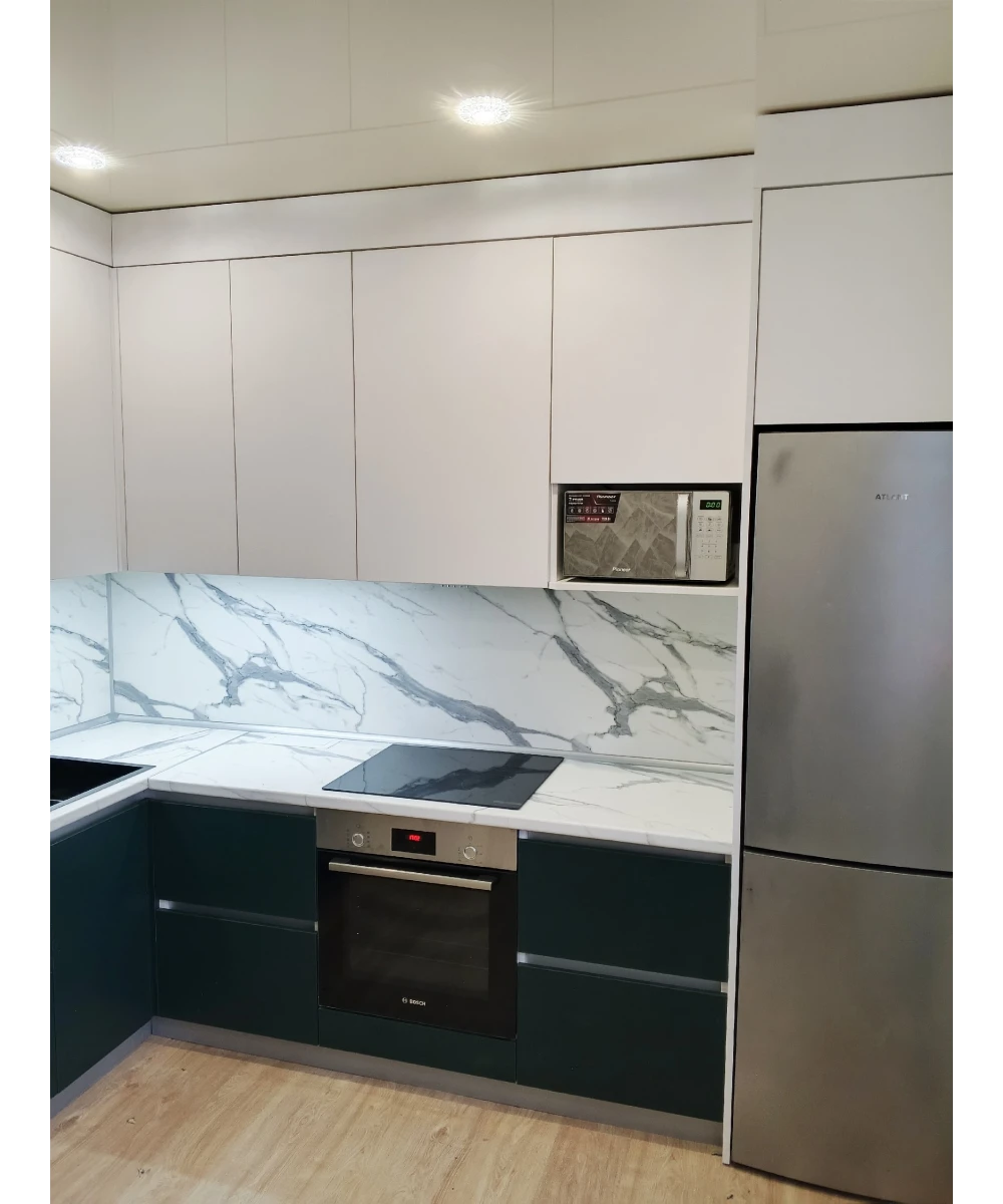 Кухонный гарнитур в комбинированном цветовом решении.