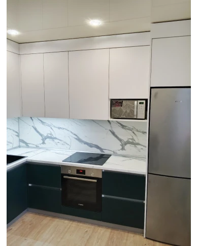 Кухонный гарнитур в комбинированном цветовом решении.