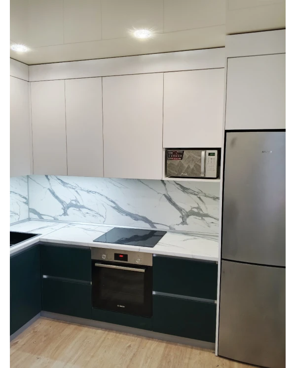 Кухонный гарнитур в комбинированном цветовом решении.