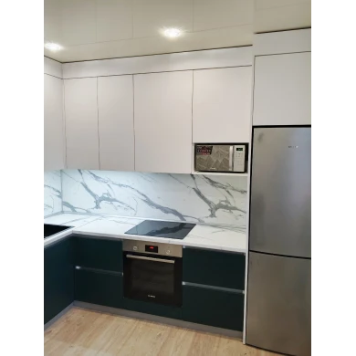 Кухонный гарнитур в комбинированном цветовом решении.