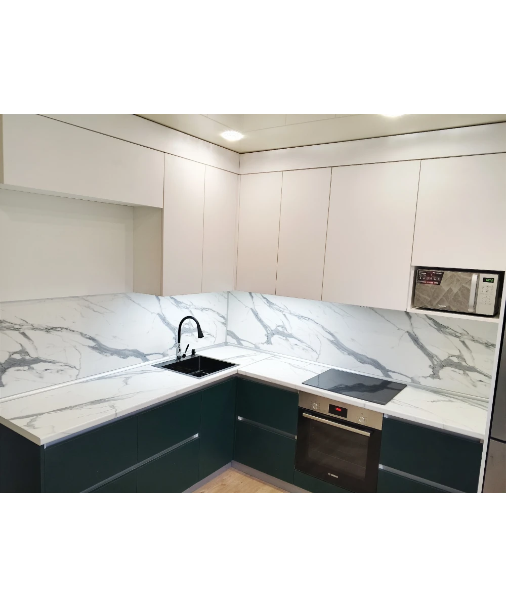 Кухонный гарнитур в комбинированном цветовом решении.