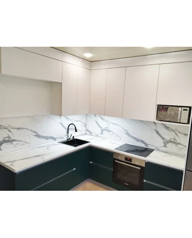 Кухонный гарнитур в комбинированном цветовом решении.