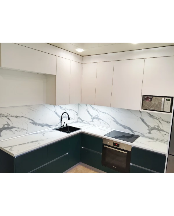 Кухонный гарнитур в комбинированном цветовом решении.