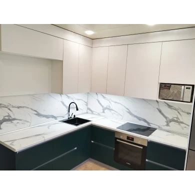 Кухонный гарнитур в комбинированном цветовом решении.