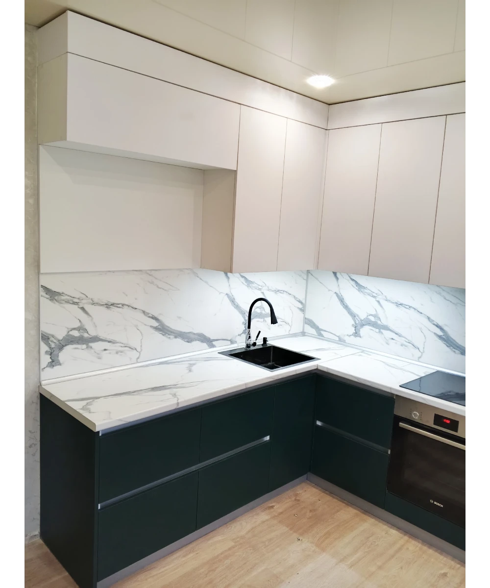 Кухонный гарнитур в комбинированном цветовом решении.