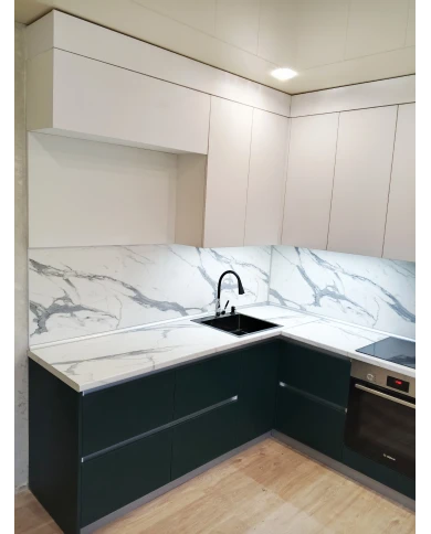 Кухонный гарнитур в комбинированном цветовом решении.