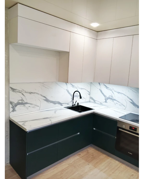 Кухонный гарнитур в комбинированном цветовом решении.