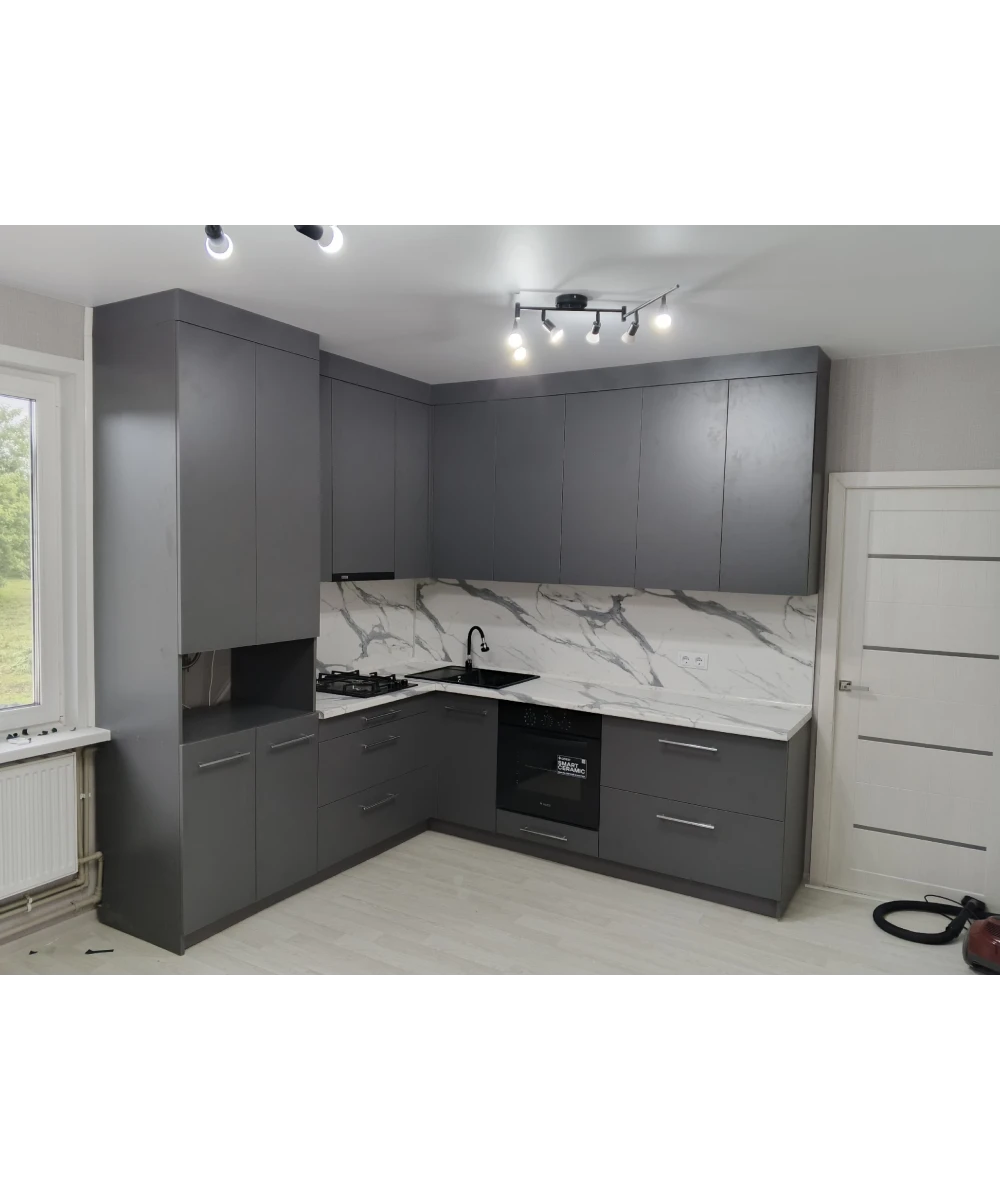 Кухонный гарнитур в сером цветовом решении.