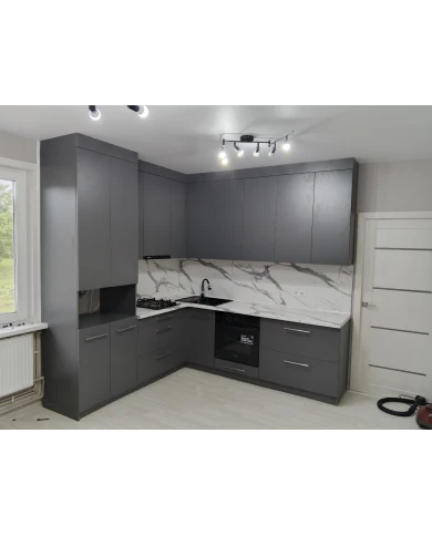 Кухонный гарнитур в сером цветовом решении.