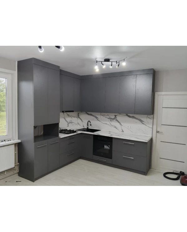 Кухонный гарнитур в сером цветовом решении.