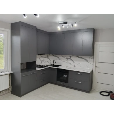 Кухонный гарнитур в сером цветовом решении.