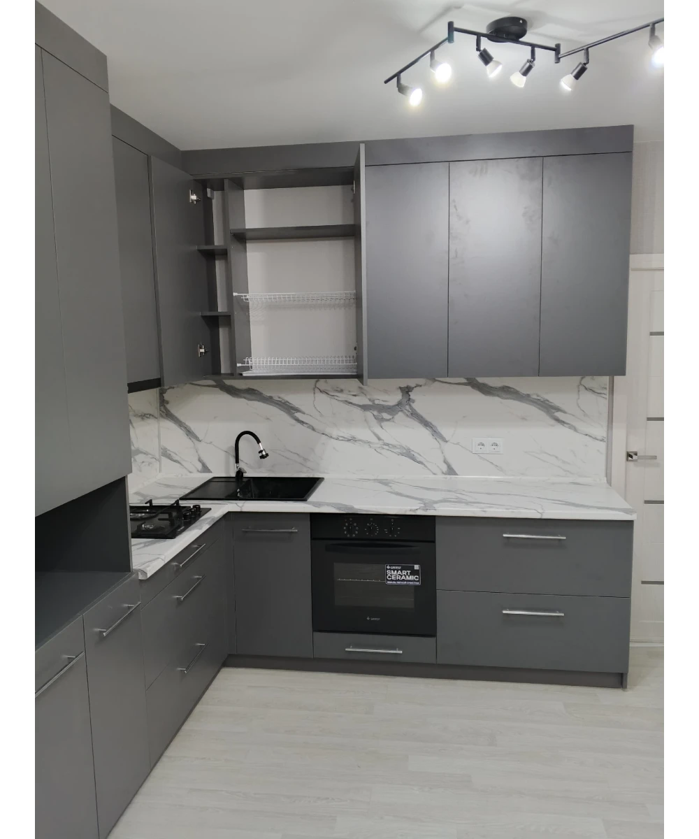 Кухонный гарнитур в сером цветовом решении.