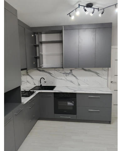 Кухонный гарнитур в сером цветовом решении.