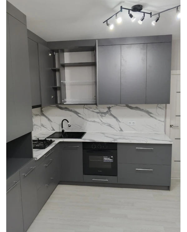 Кухонный гарнитур в сером цветовом решении.