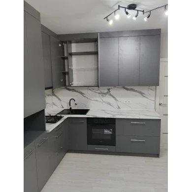 Кухонный гарнитур в сером цветовом решении.