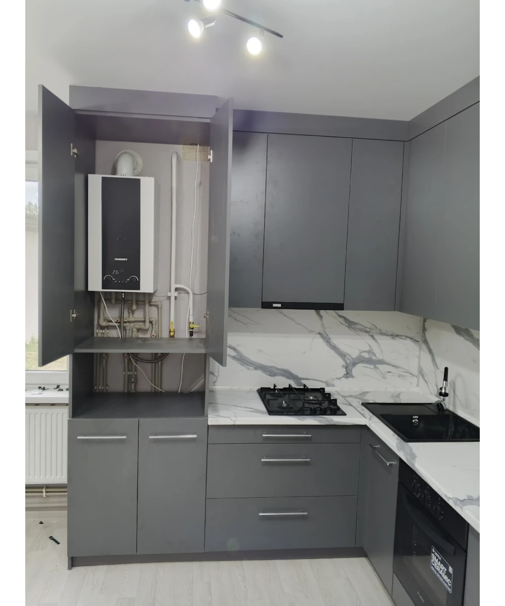 Кухонный гарнитур в сером цветовом решении.