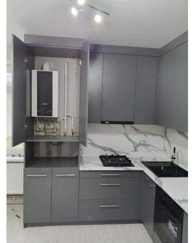 Кухонный гарнитур в сером цветовом решении.