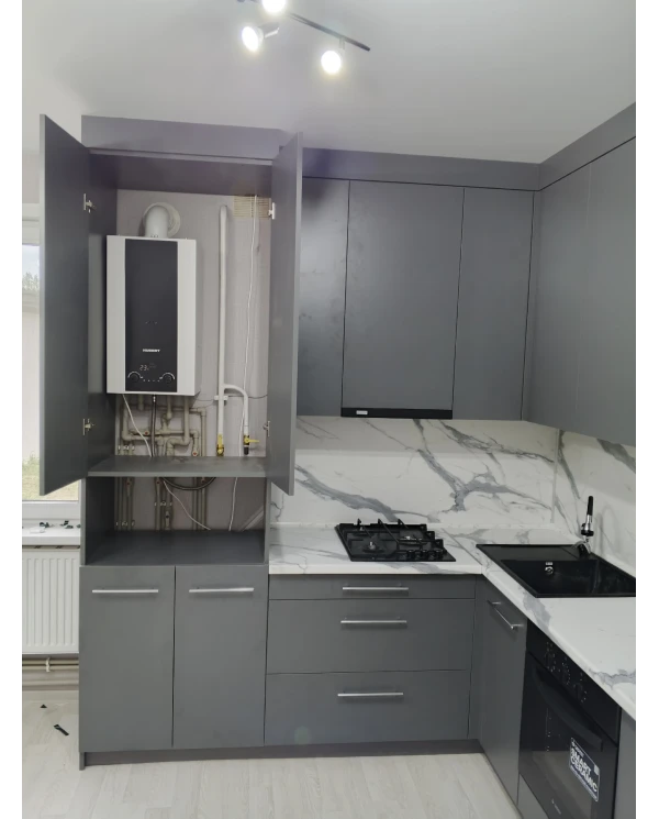 Кухонный гарнитур в сером цветовом решении.