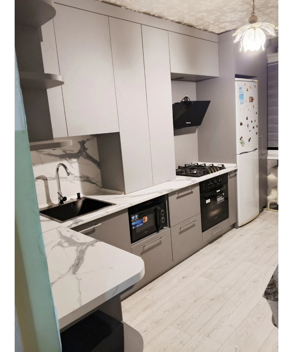 Кухонный гарнитур в комбинированном цветовом решении.