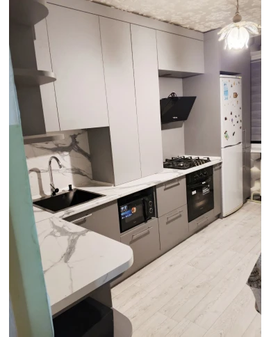 Кухонный гарнитур в комбинированном цветовом решении.