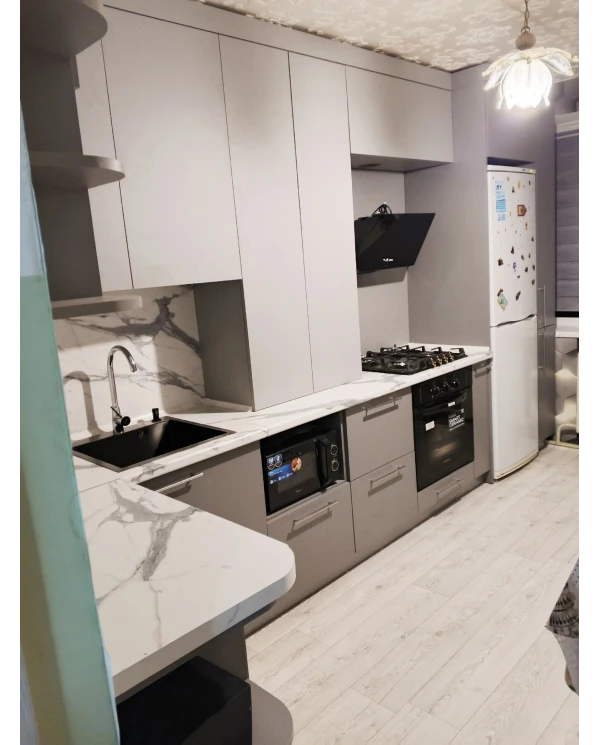 Кухонный гарнитур в комбинированном цветовом решении.