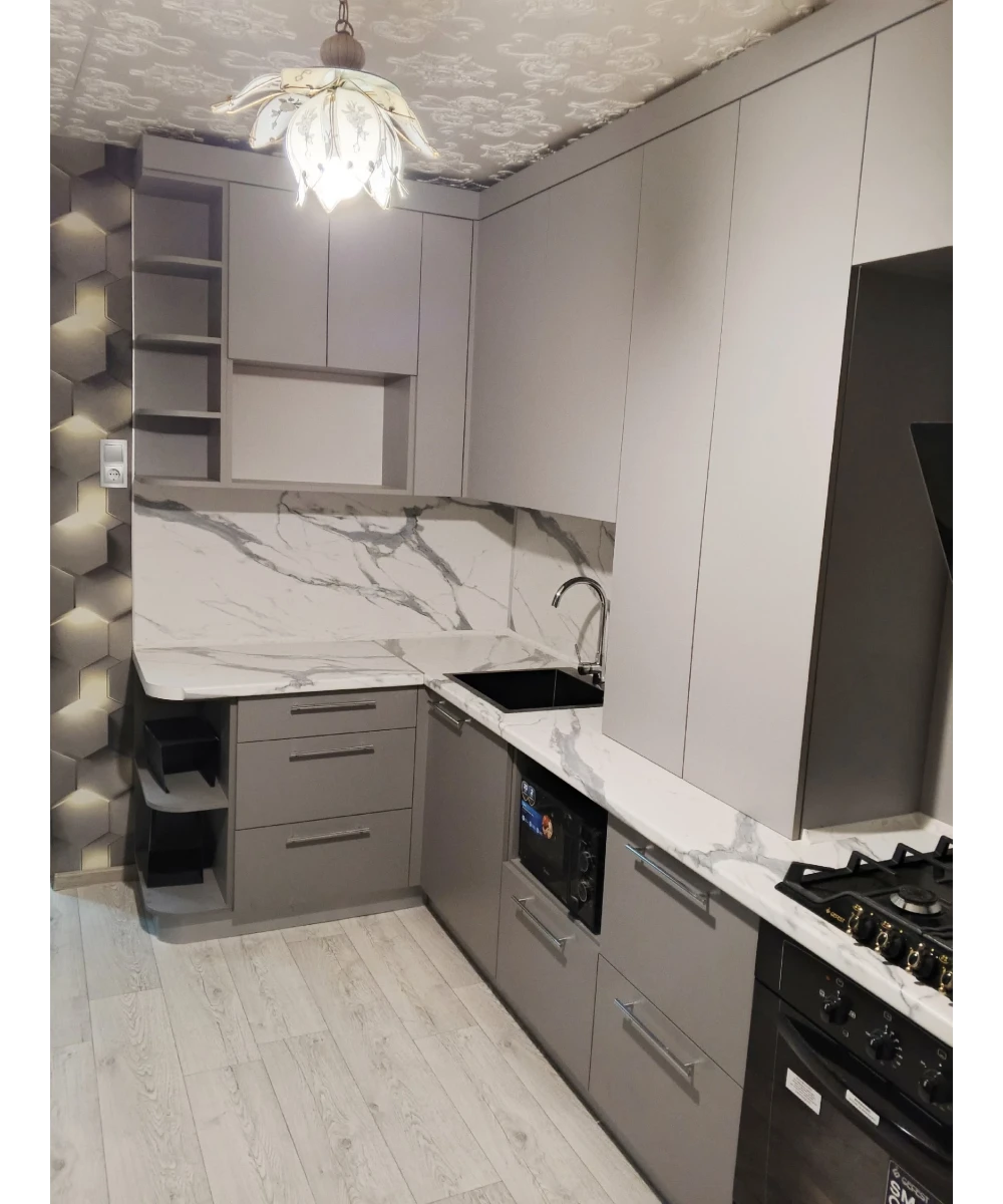 Кухонный гарнитур в комбинированном цветовом решении.