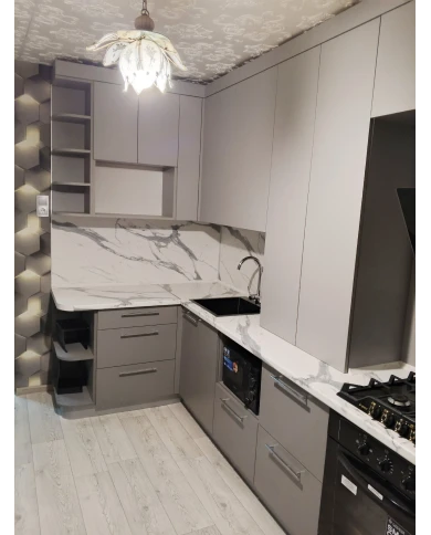 Кухонный гарнитур в комбинированном цветовом решении.