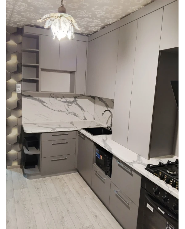 Кухонный гарнитур в комбинированном цветовом решении.