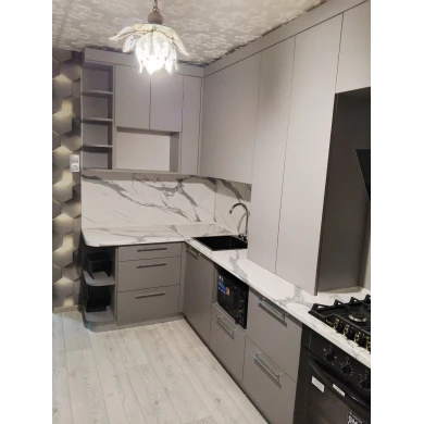 Кухонный гарнитур в комбинированном цветовом решении.