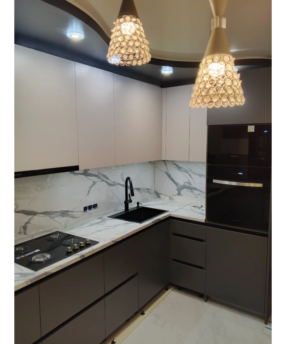 Кухонный гарнитур в комбинированном цветовом решении.