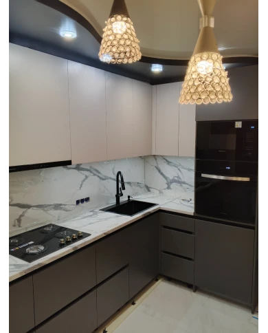 Кухонный гарнитур в комбинированном цветовом решении.