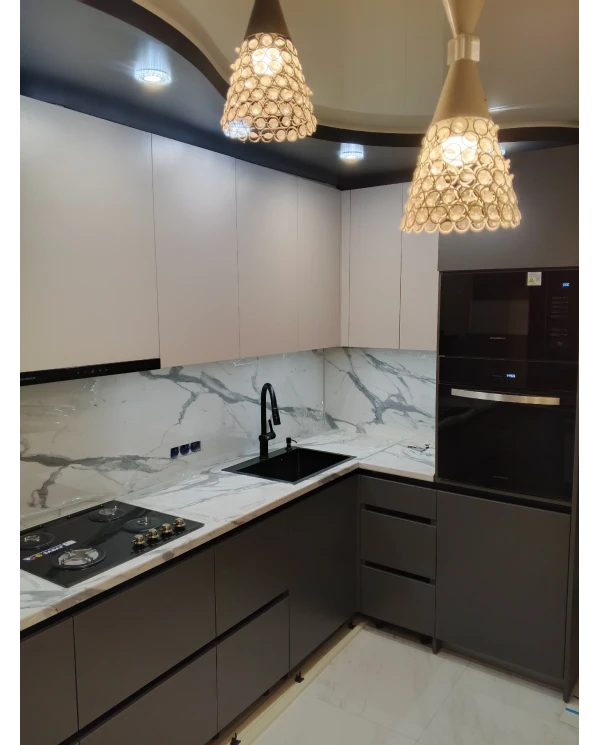 Кухонный гарнитур в комбинированном цветовом решении.