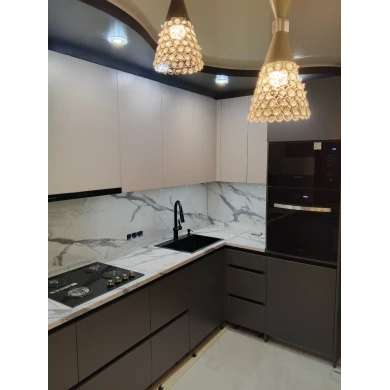 Кухонный гарнитур в комбинированном цветовом решении.