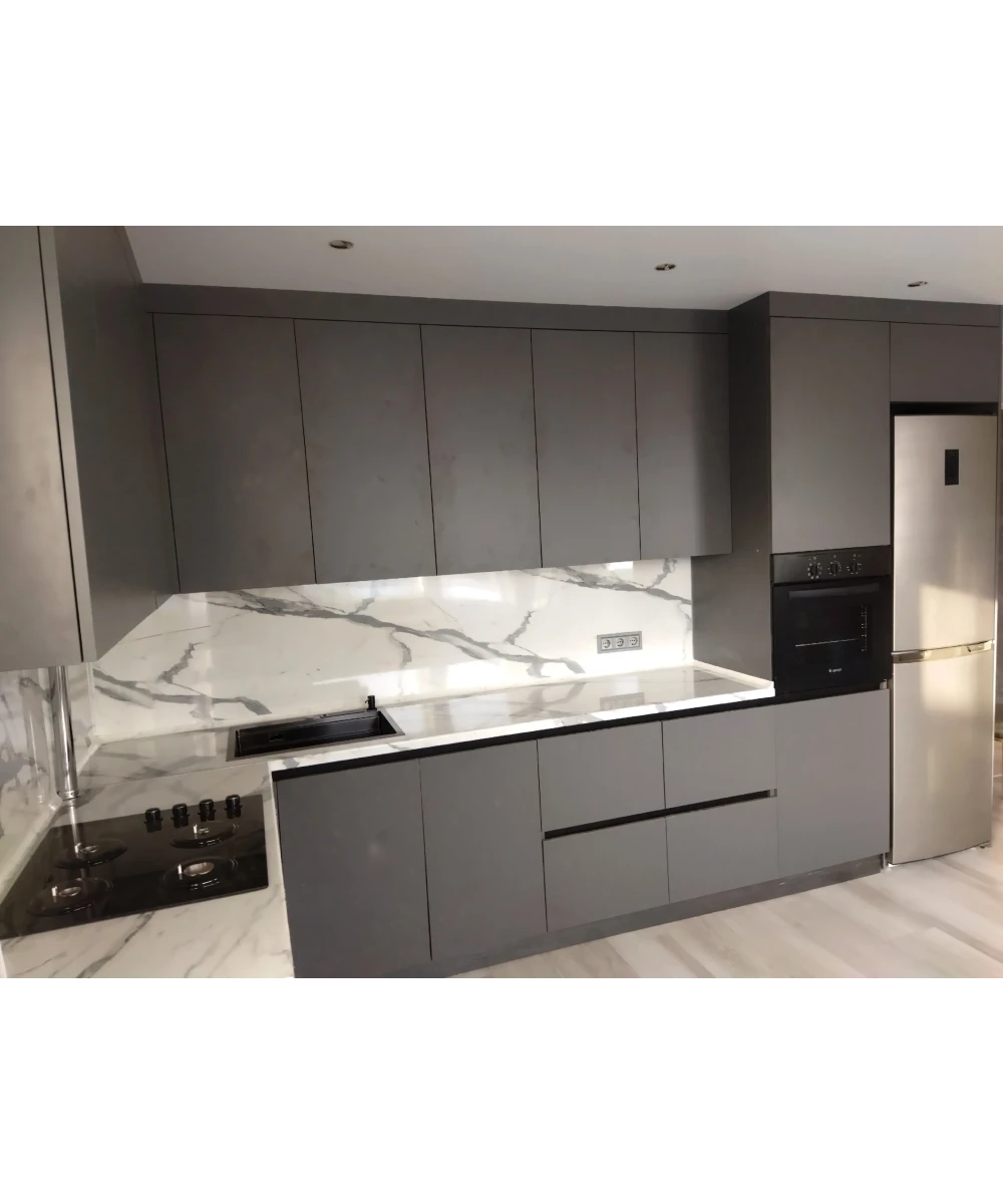 Кухонный гарнитур в цветовом решении серый графит.