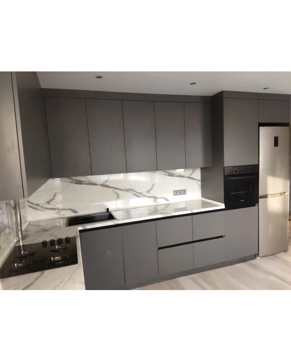 Кухонный гарнитур в цветовом решении серый графит.