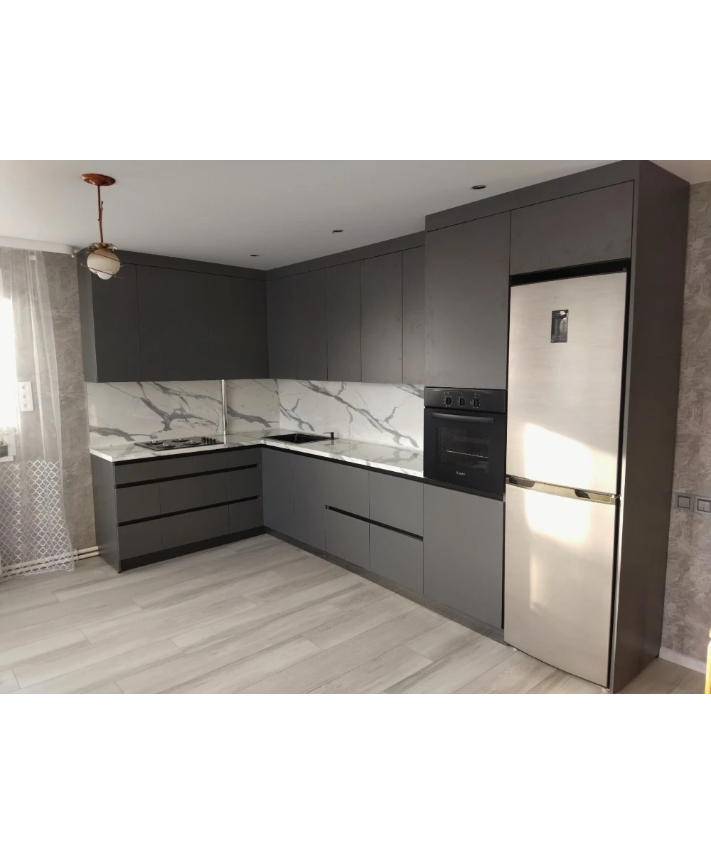 Кухонный гарнитур в цветовом решении серый графит.