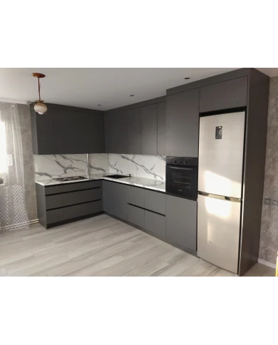 Кухонный гарнитур в цветовом решении серый графит.