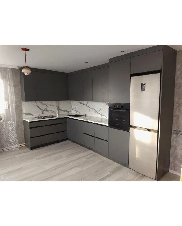 Кухонный гарнитур в цветовом решении серый графит.