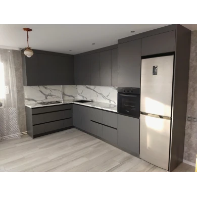 Кухонный гарнитур в цветовом решении серый графит.