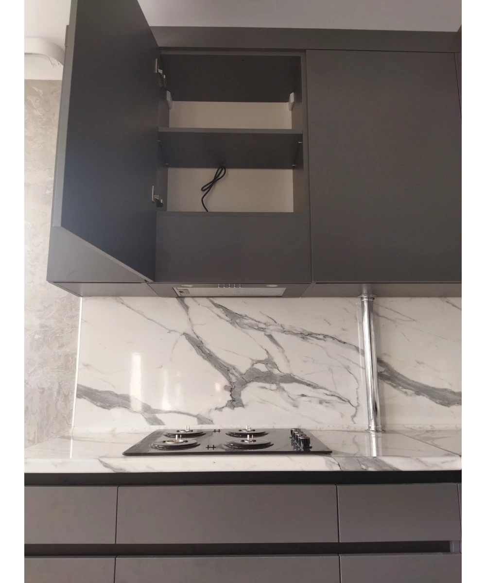 Кухонный гарнитур в цветовом решении серый графит.