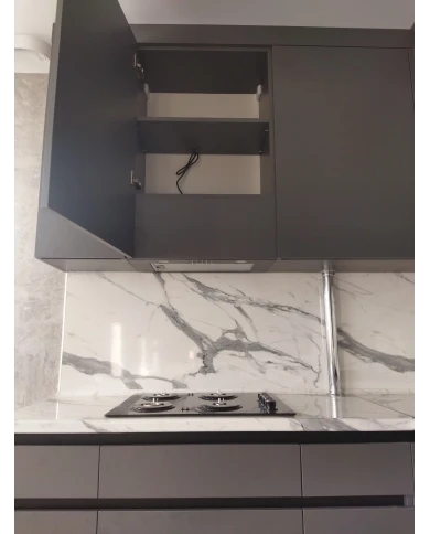 Кухонный гарнитур в цветовом решении серый графит.