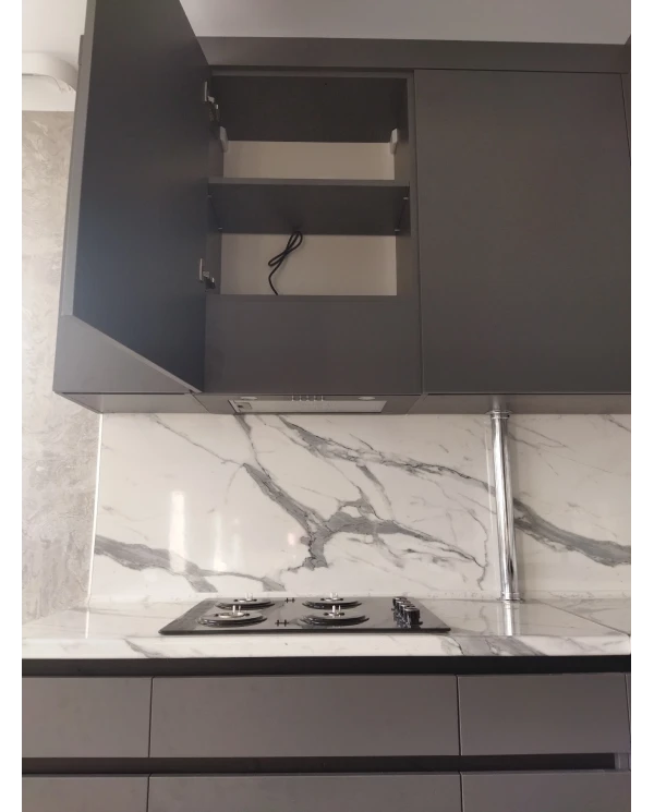 Кухонный гарнитур в цветовом решении серый графит.