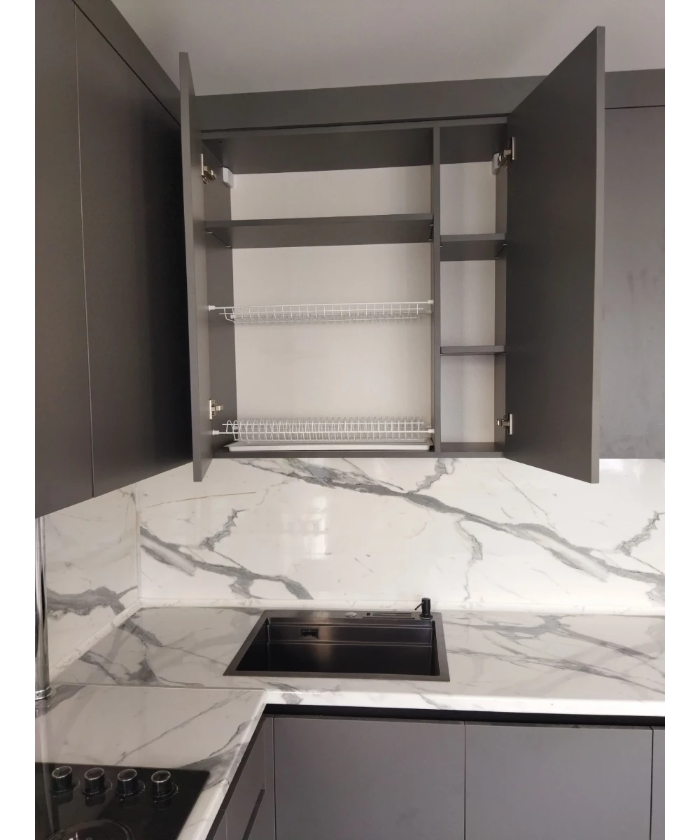 Кухонный гарнитур в цветовом решении серый графит.