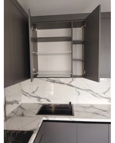 Кухонный гарнитур в цветовом решении серый графит.